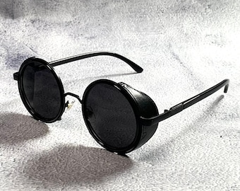 Steampunk-Sonnenbrille mit schwarzen Gläsern aus den 1910er-Jahren, schwarzer Metallrahmen, Leder-Seitenschild, viktorianische Goth-Cyberpunk-Sonnenbrille, industrielle Sonnenbrille, Geschenkidee