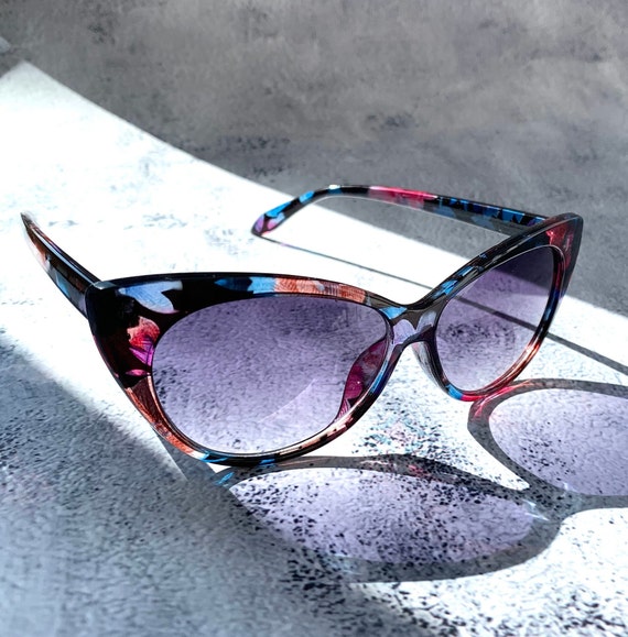60s Mod Cat Eye Sunglasses: Purple Ombre Lens, Floral Frame  display picture 1