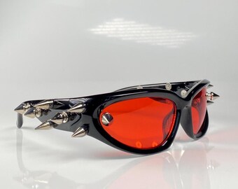 Czerwone okulary przeciwsłoneczne Steampunk z kolcami w czarnej ramce, okulary przeciwsłoneczne Rave Festival, Cyberpunk Burning Man, metalowe, masywne okulary przeciwsłoneczne, futurystyczne akcesoria Sci-Fi