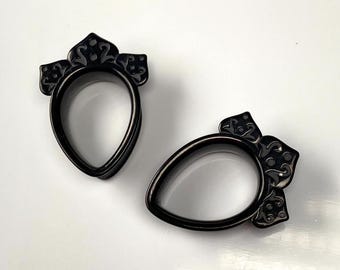 Black Filigree Teardrop Ear Saddles: Stainless Steel Tunnel Plugs (22MM)