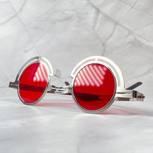 Czerwone okulary przeciwsłoneczne w stylu steampunk: srebrna oprawka w kształcie półksiężyca, okulary przeciwsłoneczne w stylu gotyckim