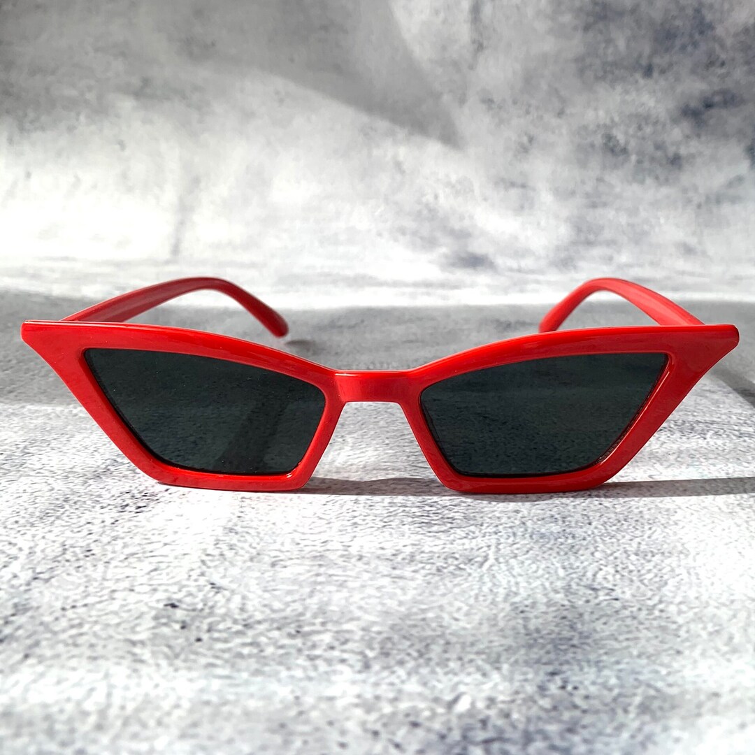 Small cat eye sunglasses 70s bohemian dark black lense red triangular