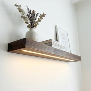 Trähylla med flytande LED-ljus – Modern vägghylla