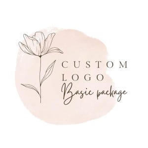 Puede incluir: Un diseño de logotipo con una ilustración floral y el texto "CUSTOM LOGO Basic package". El diseño está sobre un fondo de acuarela de color rosa pálido. El texto está en una fuente elegante.