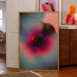 Puede incluir: Tres impresiones de arte abstracto enmarcadas con diseños borrosos y coloridos. Las impresiones están colgadas en una pared blanca en un interior moderno.