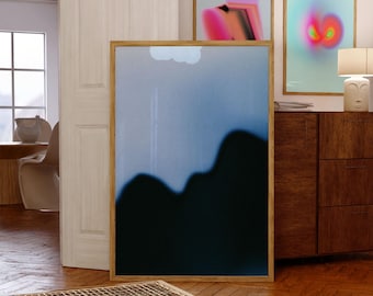 Puede incluir: Una impresión de arte abstracto enmarcada con un degradado azul, morado y rosa. La impresión está colgada en una pared blanca sobre una cómoda de madera.