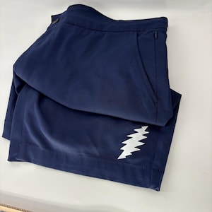 Puede incluir: Un letrero de madera rústico con el texto "Welcome to our home" en letras blancas. El letrero presenta un acabado envejecido y un diseño sencillo y acogedor, perfecto para un porche o entrada.