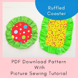 Op de afbeelding: Twee gerimpelde onderzetters, een ronde met rode stippen en een groene ruche, de andere rechthoekig met een gele bloemenprint en een groene ruche.  PDF Download Pattern With Picture Sewing Tutorial.