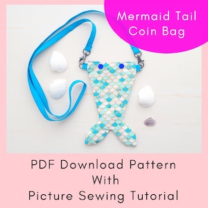 Könnte beinhalten: Eine blaue und weiße Meerjungfrauen-Schwanz-Münzbörse mit einem blauen Band. Die Börse ist aus Stoff mit einem Meerjungfrauen-Schuppenmuster. Der Text "Mermaid Tail Coin Bag" ist in Pink auf weißem Hintergrund geschrieben. Der Text "PDF Download Pattern With Picture Sewing Tutorial" ist in Schwarz auf rosa Hintergrund geschrieben.
