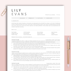 Könnte beinhalten: Eine schwarz-weiße Lebenslaufvorlage mit dem Text "Lily Evans" oben. Die Vorlage enthält Abschnitte für eine Zusammenfassung, Fähigkeiten, Berufserfahrung und Stellenbezeichnung. Die Vorlage soll Bewerbern helfen, einen professionellen und effektiven Lebenslauf zu erstellen.