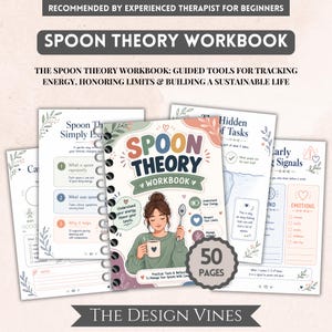 Może przedstawiać: Spiralny zeszyt ćwiczeń Spoon Theory o objętości 50 stron, z ilustracją osoby trzymającej kubek i łyżkę. Okładka zawiera tekst dotyczący śledzenia energii i wyznaczania granic, w otoczeniu podglądów poszczególnych stron z wnętrza zeszytu.