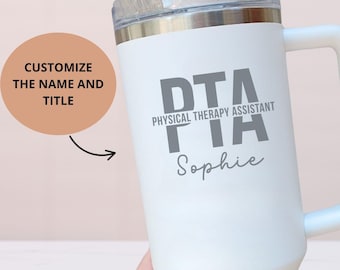 Könnte beinhalten: Weißer isolierter Becher mit Griff, transparentem Deckel und silbernem Rand. Der Becher trägt den Text "DTA PTA Physical Therapy Assistant" und den Namen "Sophie" in Grau. Das Bild enthält auch eine Grafik mit der Aufschrift "Passen Sie den Namen und den Titel an".