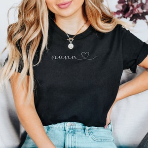 Peut inclure: Un t-shirt noir avec le mot "nana" et un motif de c&oelig;ur imprim&eacute; sur le devant.