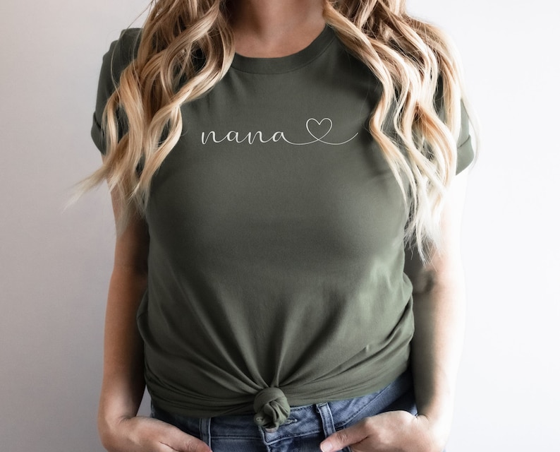 Peut inclure: Un t-shirt vert avec le mot "nana" et un c&oelig;ur dessin&eacute; en blanc.
