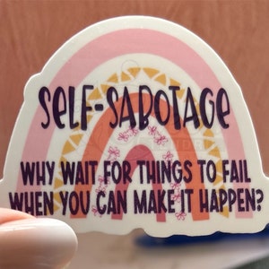 Peut inclure: Un autocollant blanc avec un motif arc-en-ciel et le texte "SELF-SABOTAGE WHY WAIT FOR THINGS TO FAIL WHEN YOU CAN MAKE IT HAPPEN?"