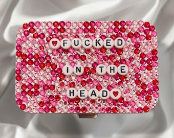 Pastillero de metal decorado a medida: soporte para pastillas de 3 compartimentos “Jodido en la cabeza”