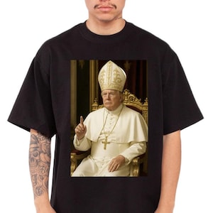 Camiseta meme del Papa Trump. Camiseta extragrande y gruesa. Blanco y negro.