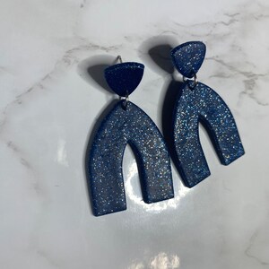 Colgantes azules brillantes