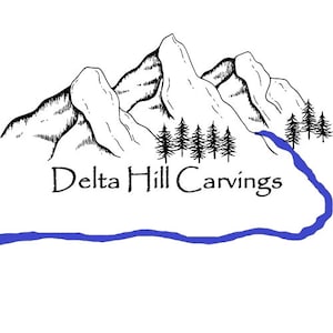Op de afbeelding: Een zwart-wit lijntekeninglogo met een bergketen, een groep dennenbomen aan de voet en een blauwe rivier die langs de onderkant stroomt. De tekst Delta Hill Carvings staat in een zwart schreeflettertype onder de bergtoppen.