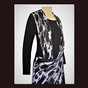 Schwarzes Kleid mit Chiffon drapiert Bild 2