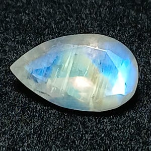 Naturalny tęczowy kamień księżycowy o szlifie gruszkowym, fasetowany, luźny kamień szlachetny | 7,30 x 12,10 mm | 2,90 ct