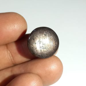 Hochwertiger indischer Rubin-Cabochon, unbehandelt, loser Edelstein für die Schmuckherstellung | 14 x 9 mm, 22 Karat