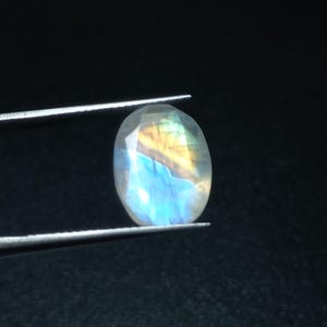 Natuurlijke regenboogmaansteen edelsteen: 6,05 karaat ovaal geslepen, handgemaakte edelsteen. (10,20 x 14,50 mm)