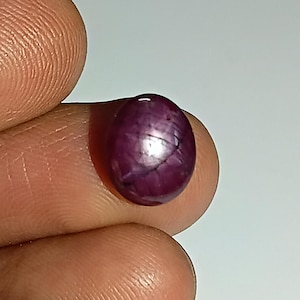 Könnte beinhalten: Ein Set aus drei Keramikbechern mit gesprenkelter, matter Oberfläche. Die Becher sind in Creme-, Hellgrau- und Dunkelgrautönen gehalten. Jeder Becher hat ein schlichtes, minimalistisches Design, ideal für Kaffee oder Tee.