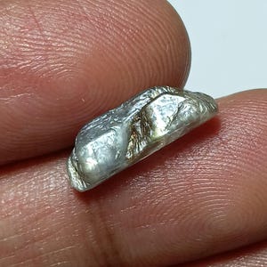 Raw Tanzanite Gemstone: Biocolor Rough Crystal from Tanzania (6x17mm, 5ct Approx.)
