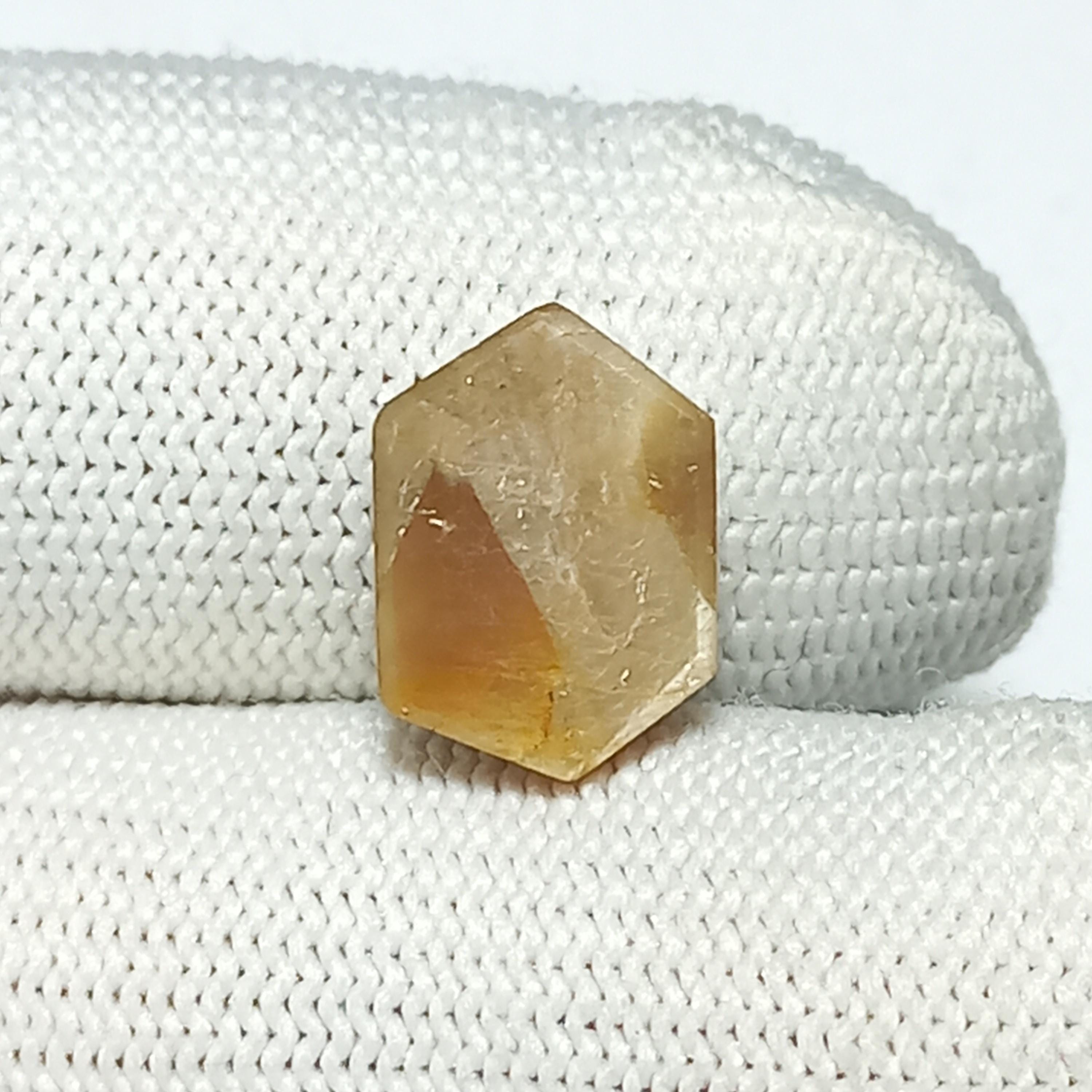 自然石 Golden Sapphire Gemstone Slice: Natural Hexagon Sheen Sapphire
