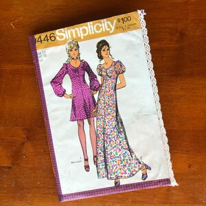 Puede incluir: Patrón de costura vintage Simplicity número 4446 para un vestido. El patrón muestra dos modelos con vestidos de diferentes longitudes e estampados florales. El patrón tiene un precio de $ 1.00.