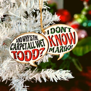Férias Todd e Margo do Natal Ornamento De Madeira | Por que o tapete está todo molhado, Todd? | Não conheço Margô! | Enfeite de Natal Clássico