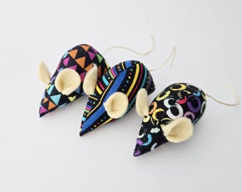 Juego de 3 juguetes de ratón rellenos de hierba gatera con estampado de formas multicolor, juguete de ratón para gato, juguete divertido para gato, juguete de ratón, juguete de algodón para gato, juguete de rata para gato, arcoíris