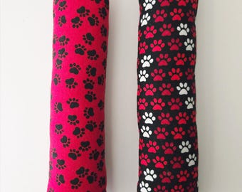 Ensemble de deux jouets à chat en forme de pattes, rouges et noirs, à l'herbe à chat. Cadeau idéal pour un anniversaire ou Noël. Peluche douce, sans danger, en coton, pour les amoureux des animaux.