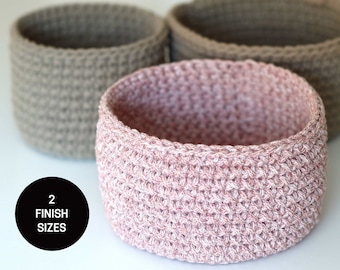 Könnte beinhalten: Zwei gehäkelte Körbe, einer rosa und einer braun, mit einem Textüberlagerung, die "2 FINISH SIZES" sagt.