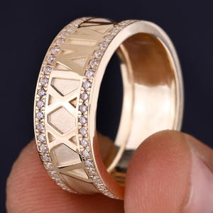 Aliança de casamento personalizada com diamantes, anel masculino com diamantes cultivados em laboratório, letra romana personalizada, 8,80 mm de largura, anel de compromisso masculino, acabamento Sunddust