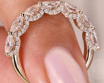 Anillo de bodas con siete piedras y moissanita ovalada de Oriente y Occidente, con pavé en forma de U, ideal como regalo de aniversario para ella, hecho a mano por Avideri.