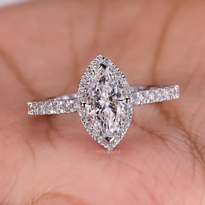 Anello di fidanzamento con diamanti Marquise Halo Lab: fascia in oro bianco 14k con pavé