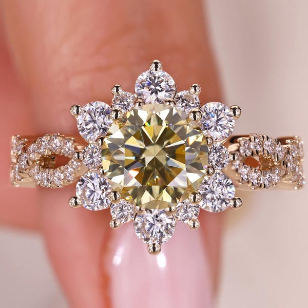Anillo de compromiso de moissanita amarillo canario: Halo con efecto rayos de sol, banda pavé retorcida