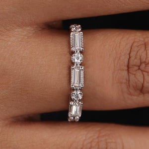 Baguette und Rundschliff Moissanit Band, Milgrain Art Deco Hochzeitsring, halbe Ewigkeit stapelbares Band, Ring für Frauen, alternatives Design