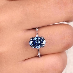 Vivid Blue Moissanite Ring, Oval Verlobungsring, Abstand Pave Ring, Ring für Frauen, Jubiläumsring, Zierliche Band, Doppelkralle Prong Ring