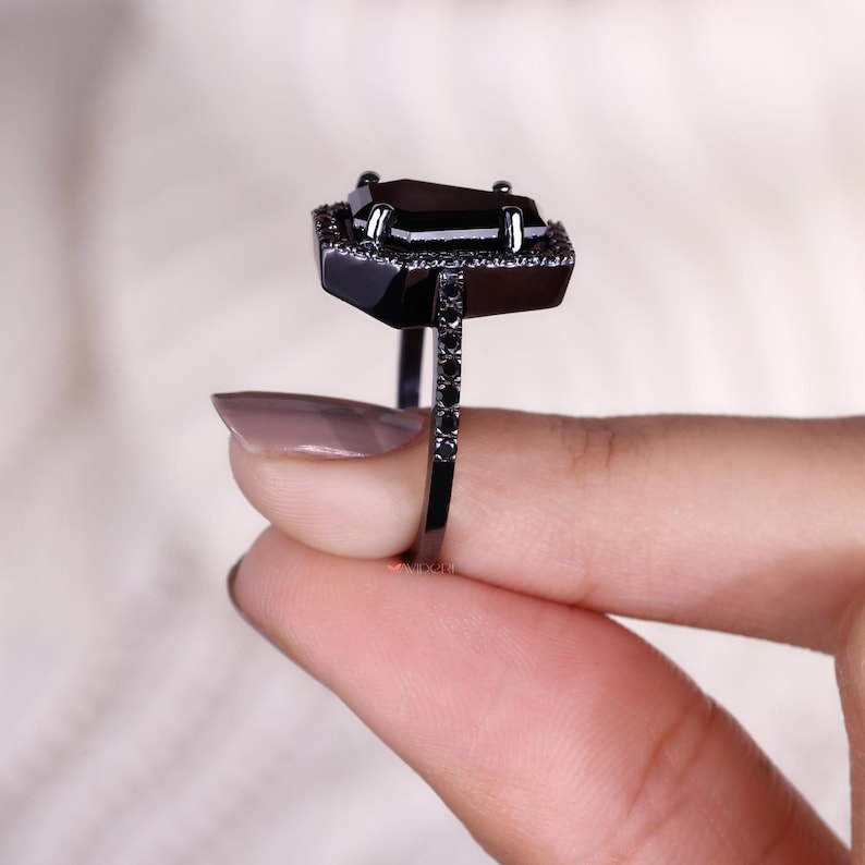Round brilliant cut ring offering classic beauty and timeless charm.