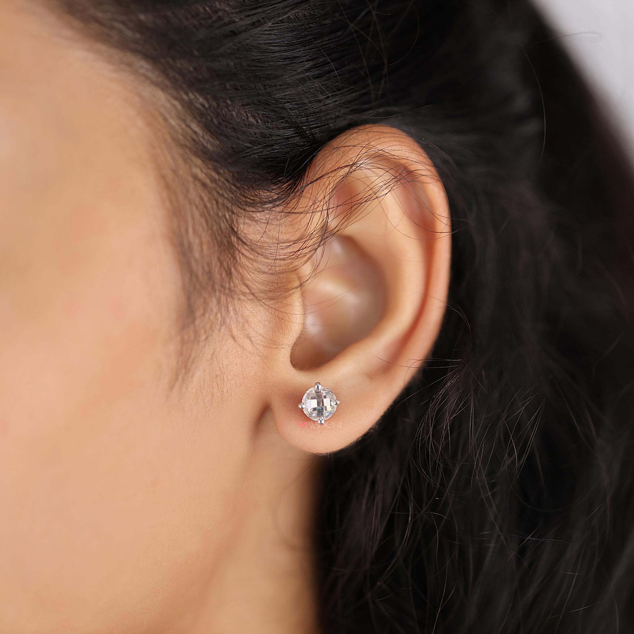 1.50カラット ラウンドモアッサナイト スタッドピアス、14Kホワイト