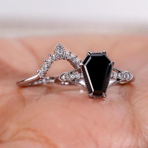 Schwarz Moissanite Braut Set - 1.70ct Moissanite Sarg Verlobungsring Chevron Ehering - Schwarzer Sarg Ring - Art Deco Verlobungsring