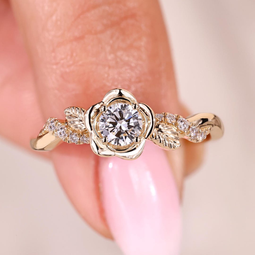 花の自然をモチーフにした婚約指輪、ラウンドカットのラボグロウン