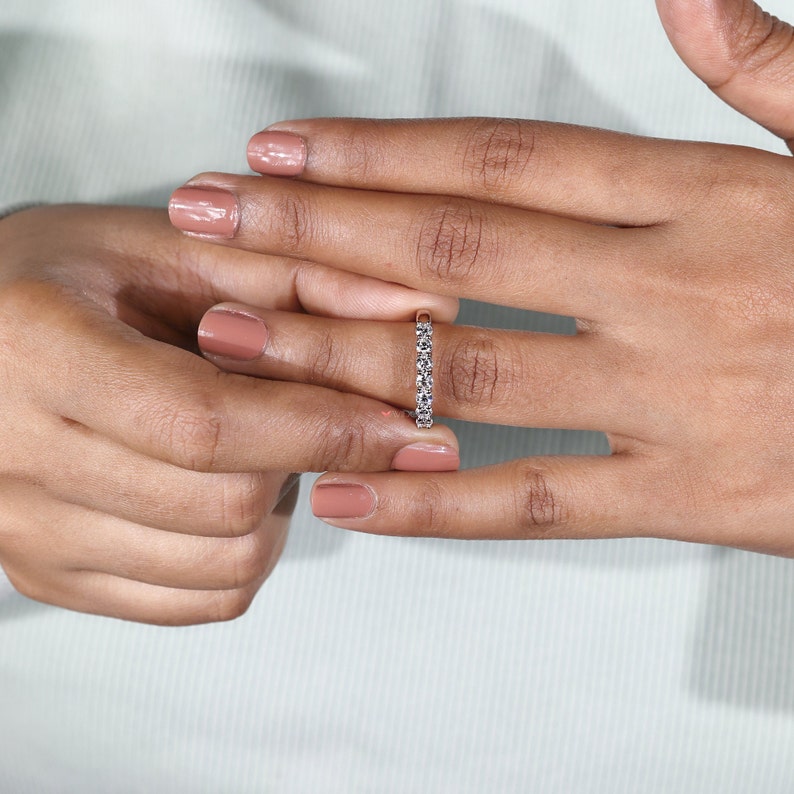 View of the ring on the model hand against a subtle background. The white gold band and the diamonds blend harmoniously, creating a stunning visual impact and evoking a sense of timeless elegance.