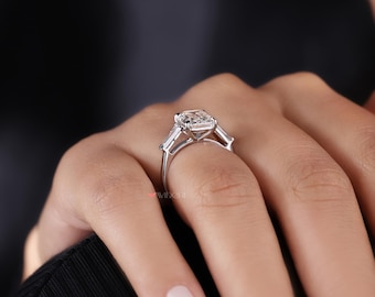 エメラルドカットモアッサナイト婚約指輪：テーパードバゲット