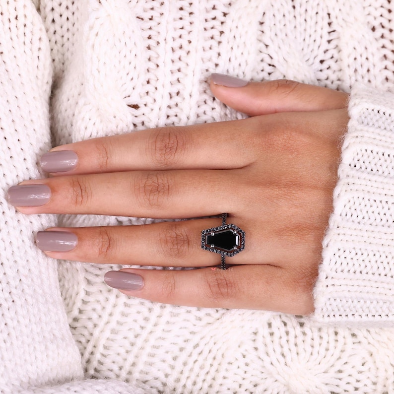 4 prong engagement ring for a timeless style that showcases your diamond.