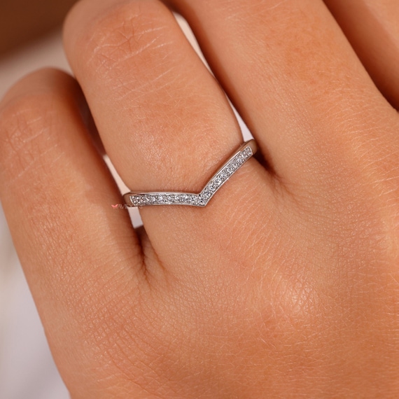 V字型ラボグロウンダイヤモンドの結婚指輪：14金ホワイトゴールドの