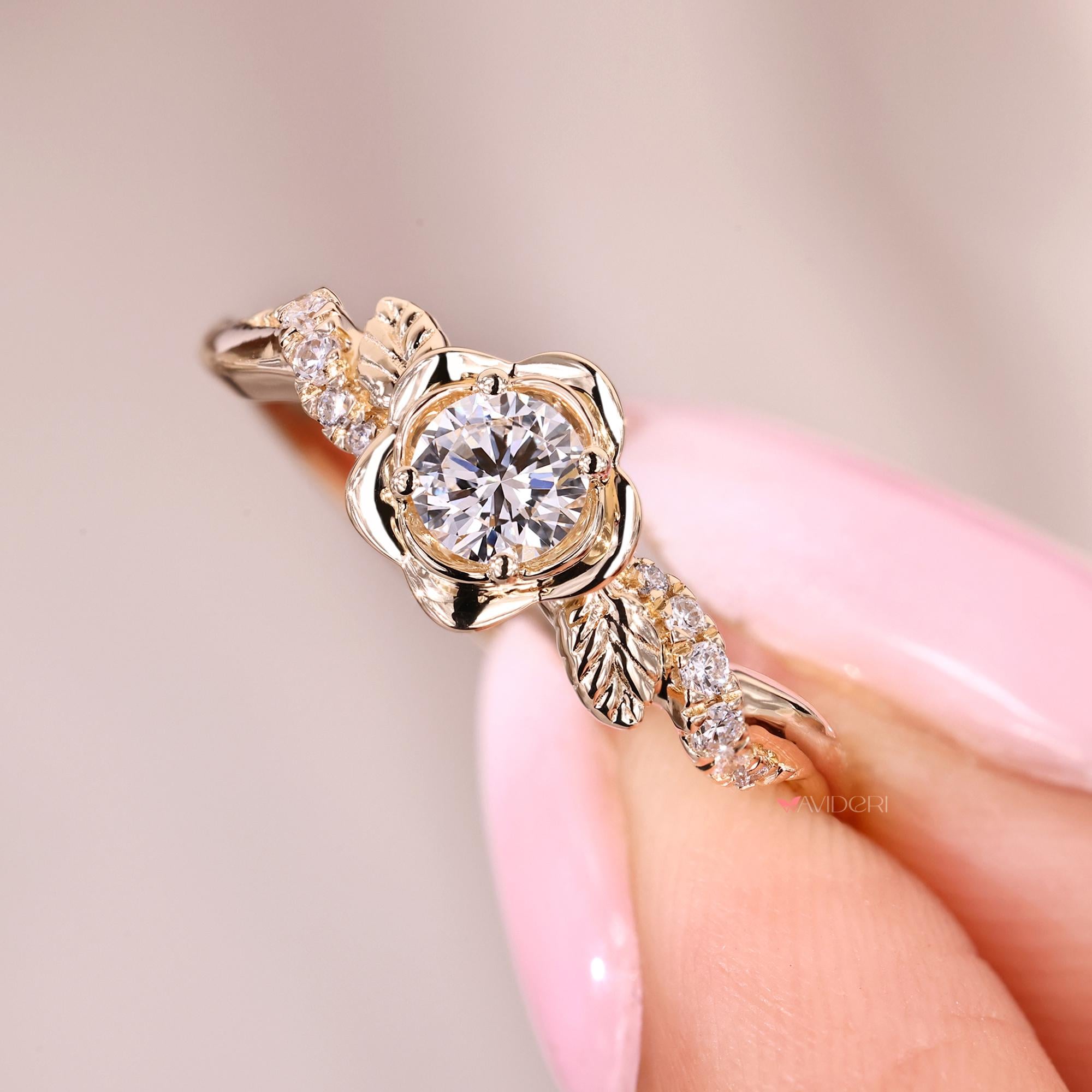 植物デザイン リング ダイヤモンド 花の自然をモチーフにした婚約指輪、ラウンドカットのラボグロウン